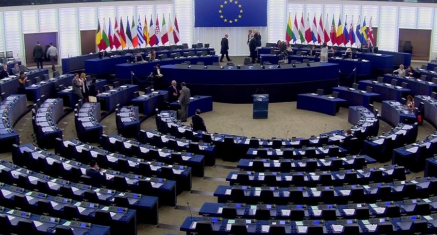 Η Ευρώπη εξετάζει το «πάγωμα» της εμπορικής συμφωνίας με τις ΗΠΑ μέχρι να ξεκαθαρίσει το χάος με τους δασμούς