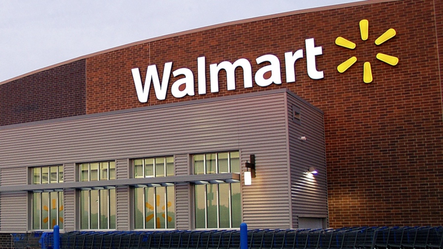ΗΠΑ: O κολοσσός λιανικής Walmart προειδοποιεί για μειωμένη κατανάλωση τα Χριστούγεννα