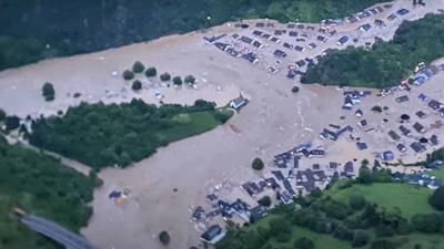 Γερμανίδα δημοσιογράφος πασαλείβεται με λάσπες για να δείξει ότι βοήθησε πλημμυροπαθείς