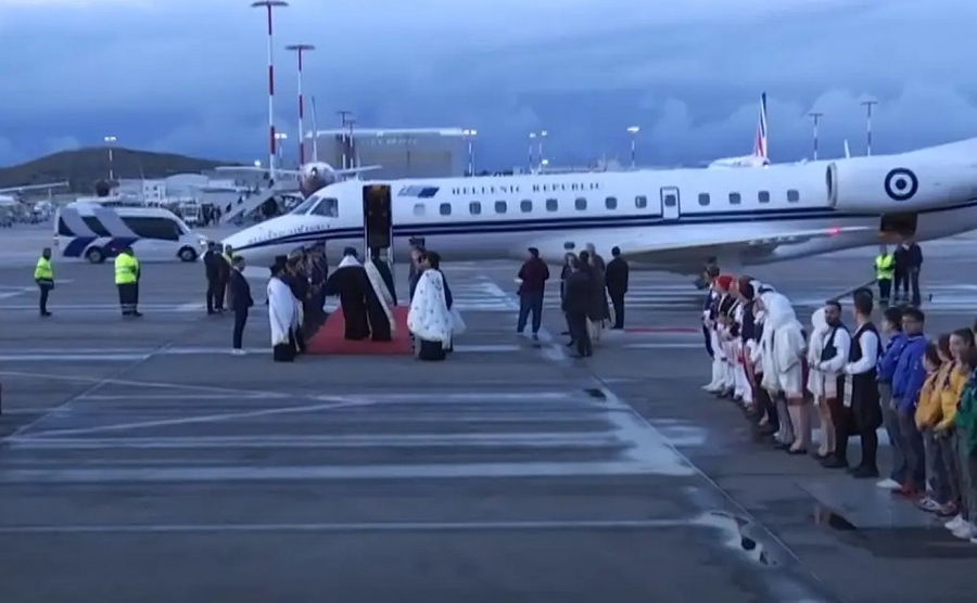 Έφτασε στην Αθήνα το Άγιο Φως και μεταφέρεται σε όλη την Ελλάδα