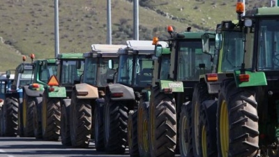 Αμετακίνητοι στα μπλόκα οι αγρότες, παρά τις κυβερνητικές υποσχέσεις - Στο ...κενό το μήνυμα Μητσοτάκη