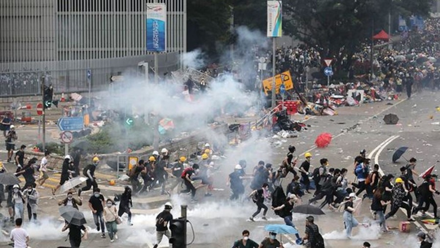 Χονγκ Κονγκ: Βίαια επεισόδια γύρω από το Πολυτεχνείο - Μολότοφ, βέλη και δακρυγόνα