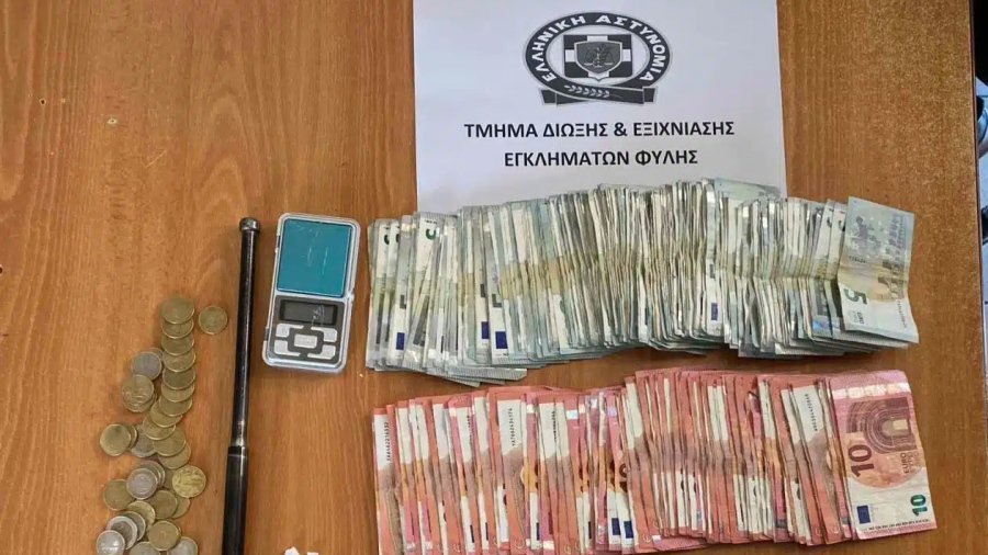 Άνω Λιόσια: Αστυνομικοί γκρέμισαν πόρτες και μπανιέρα για να βρουν τα κρυμμένα ναρκωτικά