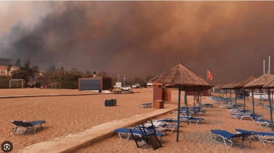 Πρώτο θέμα στα βρετανικά MME οι φωτιές στα τουριστικά θέρετρα της Ρόδου - Daily Mail: «Έξοδος από τις διακοπές της κόλασης»