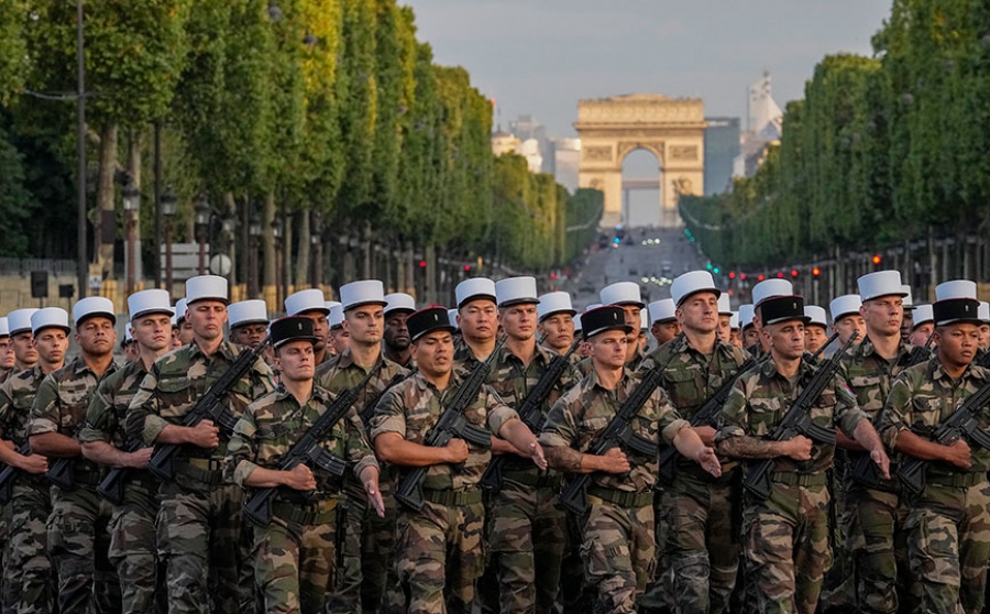 Η Γαλλία διαψεύδει ότι θα στείλει 2.000 στρατιώτες στην Ουκρανία