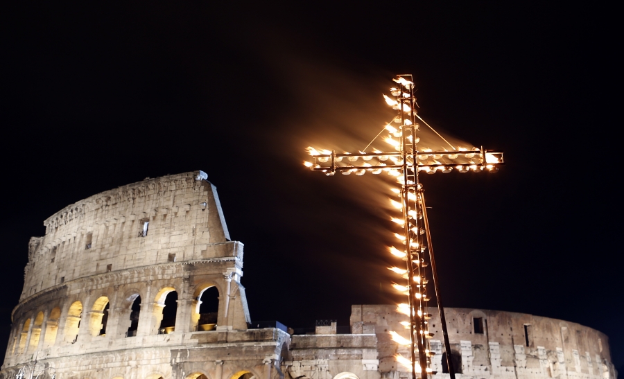 Ρώμη: Μια Ουκρανή και μια Ρωσίδα σηκώνουν τον σταυρό