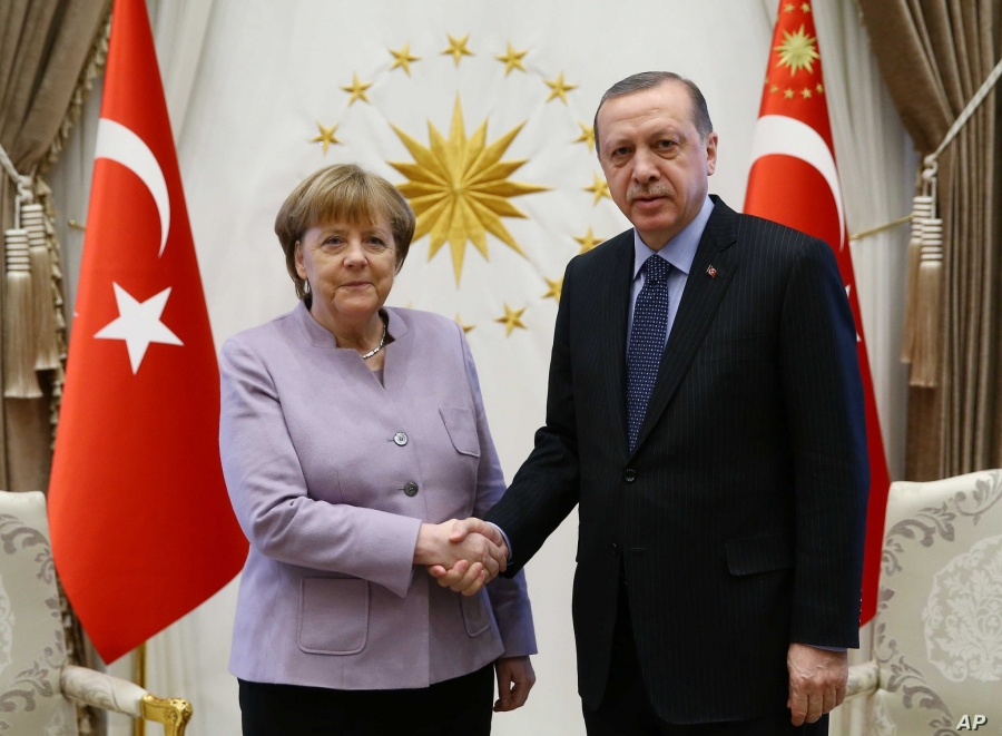 Εθιμοτυπική η επίσκεψη Merkel στην Αθήνα μετά τις... business με Erdogan