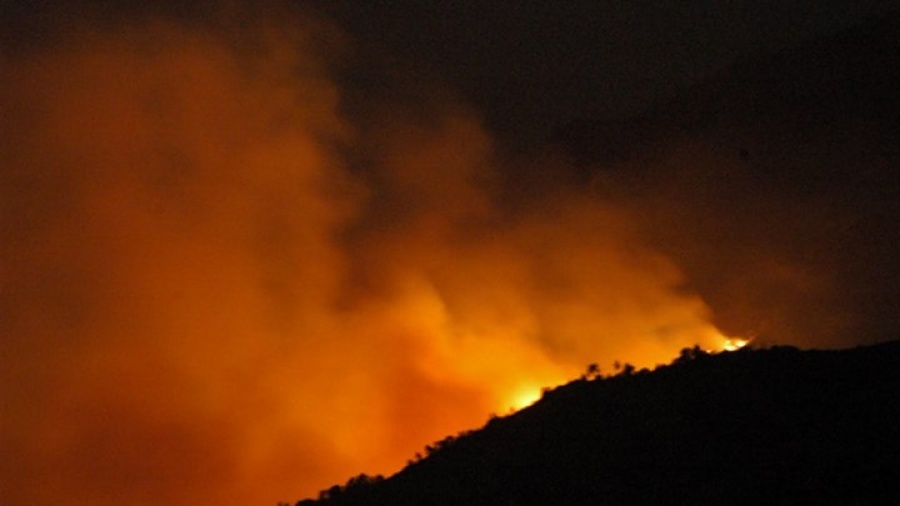 Μεγάλη φωτιά στην περιοχή Κελεφά της Μάνης