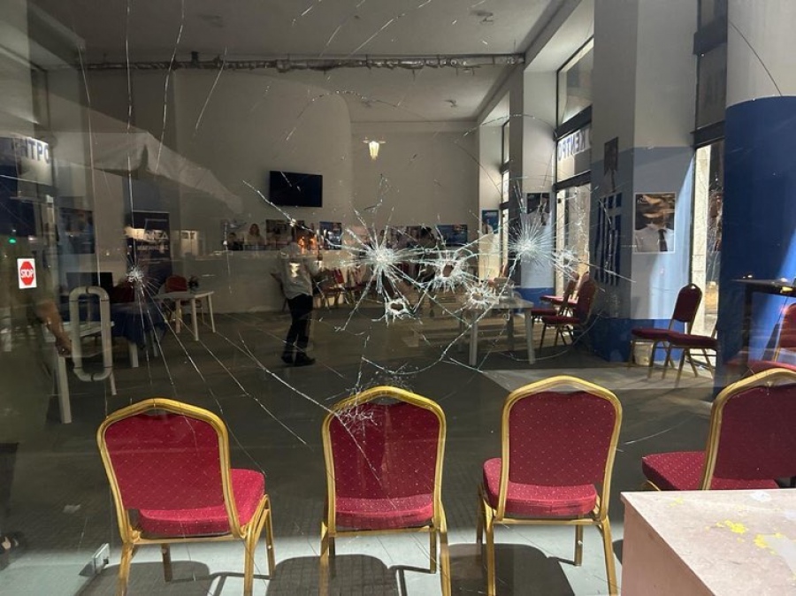 Κουκουλοφόροι εν μέσω κακοκαιρίας επιτέθηκαν και διέλυσαν το εκλογικό κέντρο της ΝΔ στον Βόλο