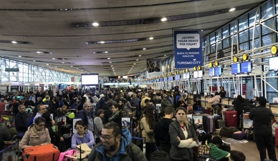 Χιλή: Χιλιάδες επιβάτες εγκλωβισμένοι στο αεροδρόμιο του Σαντιάγο - Ακυρώσεις πτήσεων μετά την απαγόρευση κυκλοφορίας