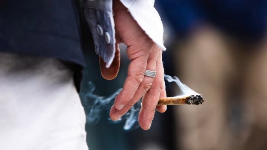 Σοκ: Υπερισχυρή κάνναβη, 5 φορές πιο ισχυρή από αυτή που κάπνιζαν οι χίπιδες του Woodstock σαρώνει την Ε.Ε.