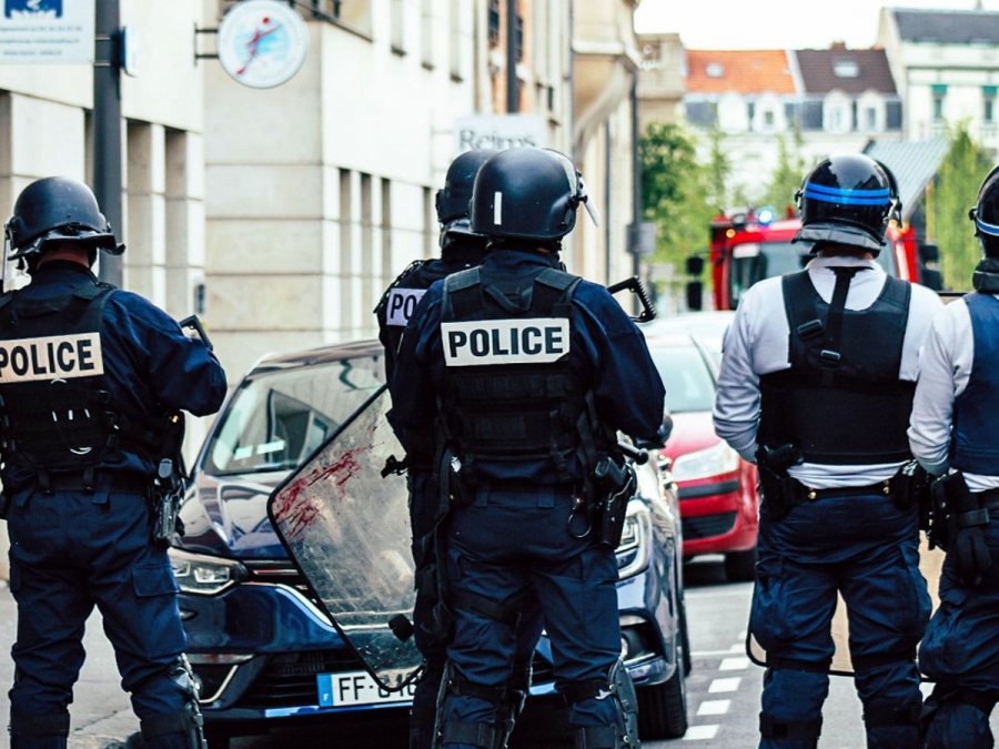 Γαλλία: Άνδρας ντυμένος νίντζα ​​επιτέθηκε με σπαθί σε γυναίκες αστυνομικούς