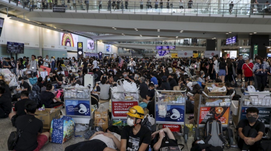Η βία θα οδηγήσει σε έναν δρόμο χωρίς επιστροφή, προειδοποιεί η κυβέρνηση του Χονγκ Κονγκ - Εκατοντάδες διαδηλωτές στο αεροδρόμιο