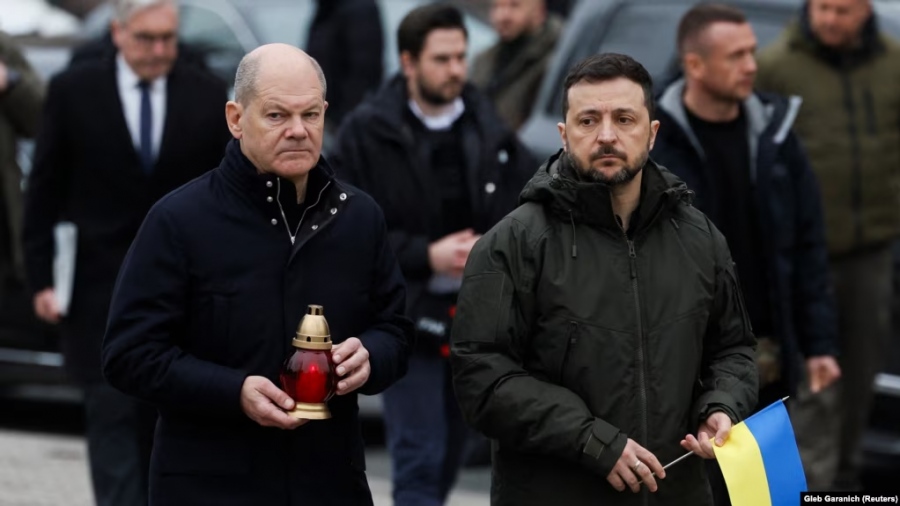 Με... μυστηριώδη βαλίτσα ο Scholz στο Κίεβο - Αδιανόητη δήλωση Zelensky: Η Ρωσία να χεστ@@ - Zakharova: Έχει πάρει ναρκωτικά