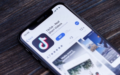 TikTok: Αναστέλλει μέρος των υπηρεσιών του στη Ρωσία επικαλούμενο λογοκρισία