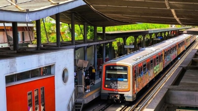 Επεσαν στις ράγες 2 άτομα - Ακινητοποιημένος συρμός ΗΣΑΠ μεταξύ Καλλιθέας και Ταύρου