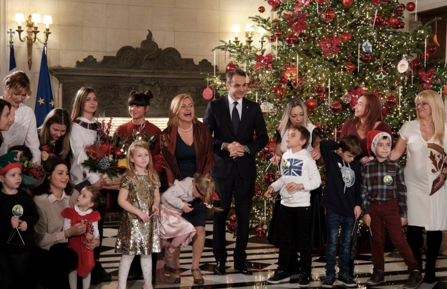 Τα χριστουγεννιάτικα κάλαντα στον πρωθυπουργό Κυριάκο Μητσοτάκη