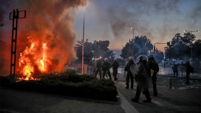 Σοβαρά επεισόδια στη Θεσσαλονίκη μεταξύ οπαδών του ΠΑΟΚ και αστυνομικών για τα περιοριστικά μέτρα στα γήπεδα