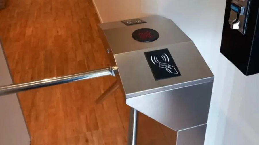 Πάτρα: Εκκλησία έφτιαξε τουαλέτα επί πληρωμή με… περιστρεφόμενη μπάρα