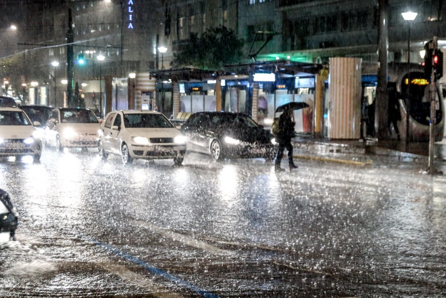Η καταιγίδα Byron σφυροκοπά την Αττική: Καταιγίδα στην Αθήνα, βούλιαξε ο Πειραιάς, κεραυνοί στο Σύνταγμα, το 112 πήρε φωτιά
