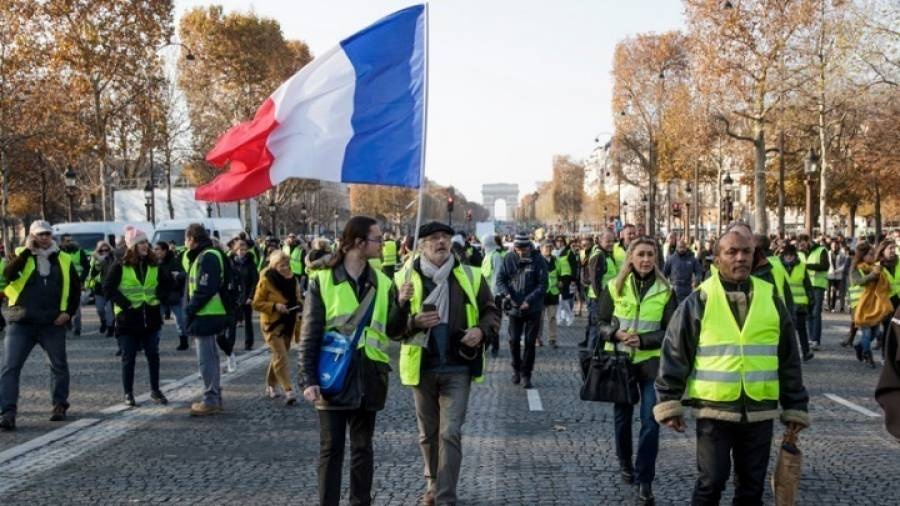 Γαλλία: Δακρυγόνα της αστυνομίας κατά των διαδηλωτών στην επέτειο των Κίτρινων Γιλέκων