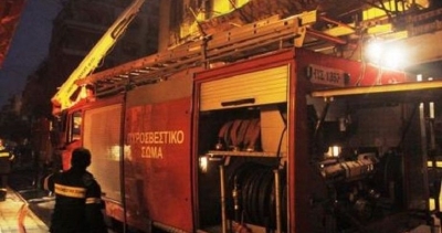 Πυρκαγιά ξέσπασε σε διαμέρισμα στον Πειραιά – Ένοικοι ανέβηκαν στην ταράτσα της πολυκατοικίας