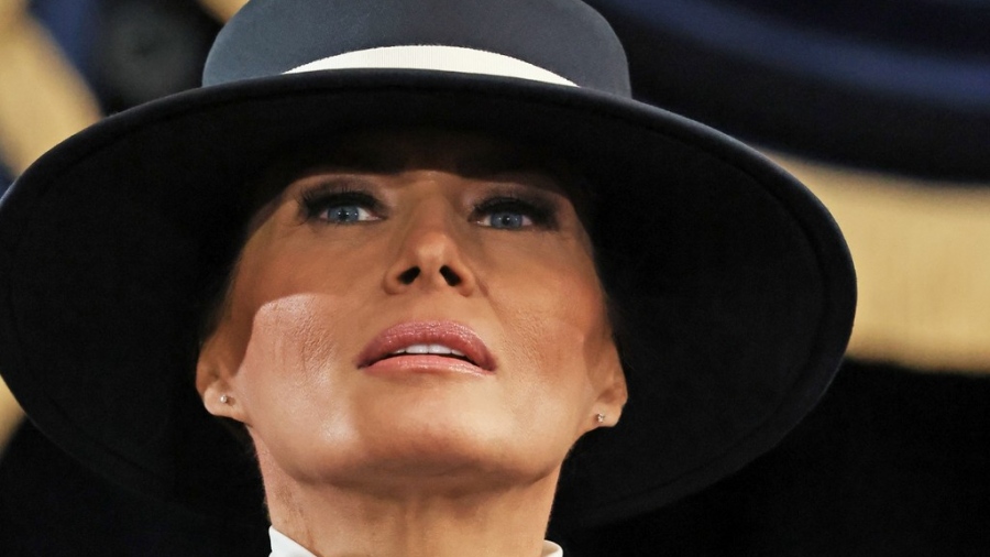 «Ρωσίδα κατάσκοπος η Melania Trump, ψυχρό ρομπότ, αντικαταστάθηκε πριν 14 χρόνια, είναι σωσίας» και άλλα απίστευτα...