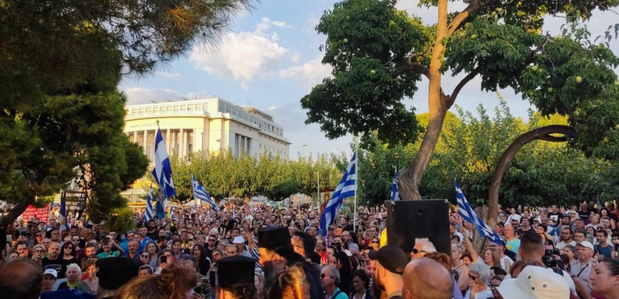 Πάνω από 3.000 διαδηλωτές στο συλλαλητήριο διαμαρτυρίας για τις νέες ταυτότητες στη Θεσσαλονίκη