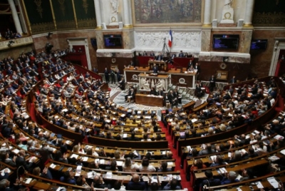 Γαλλία: Σε οξείς τόνους άρχισε στη Βουλή η συζήτηση για τη συνταξιοδοτική μεταρρύθμιση