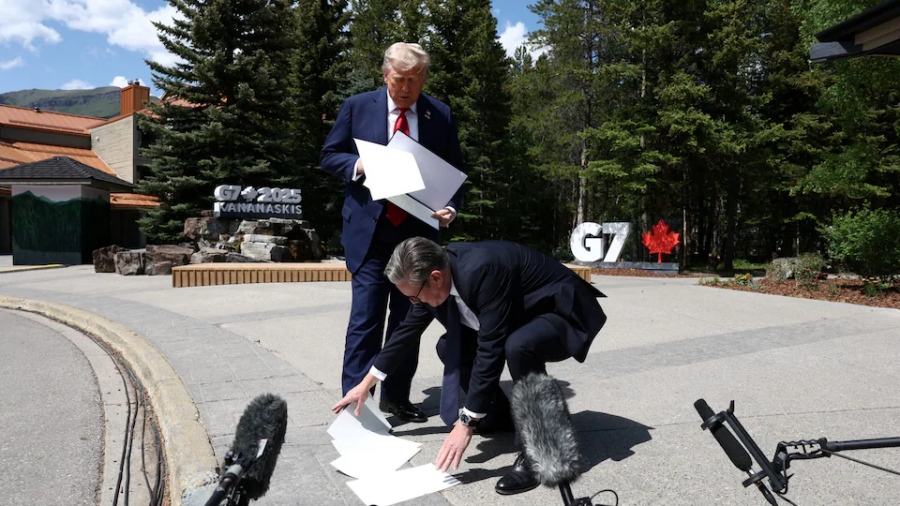 Ο Trump και ο Starmer υπογράφουν τη νέα συμφωνία εμπορίου... και στη συνέχεια τους πέφτει!
