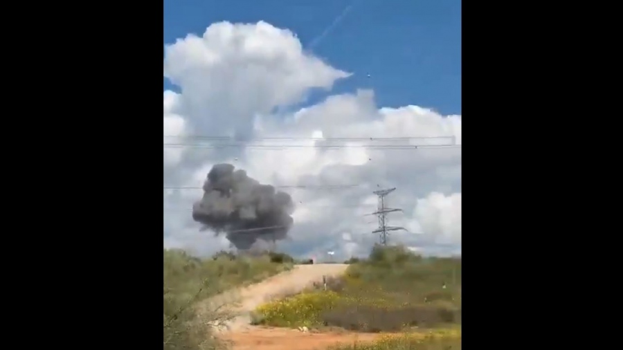 Συγκλονιστικά πλάνα - Η στιγμή που οι ιρανικοί πύραυλοι πυρπολούν τον σταθμό της Hadera στο Ισραήλ (vid)