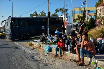 Χάος στη Λέσβο - Στήνεται πρόχειρος καταυλισμός στο Καρά Τεπέ, αγανακτισμένοι οι κάτοικοι - Ενισχύονται οι δυνάμεις των ΜΑΤ