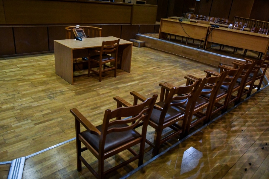 Μέλος του δικηγορικού Συλλόγου Θεσσαλονίκης χρέωσε 140.000 ευρώ σε σκιές ματιών, καλλυντικά αντί για... αντισηπτικά κορωνοϊού