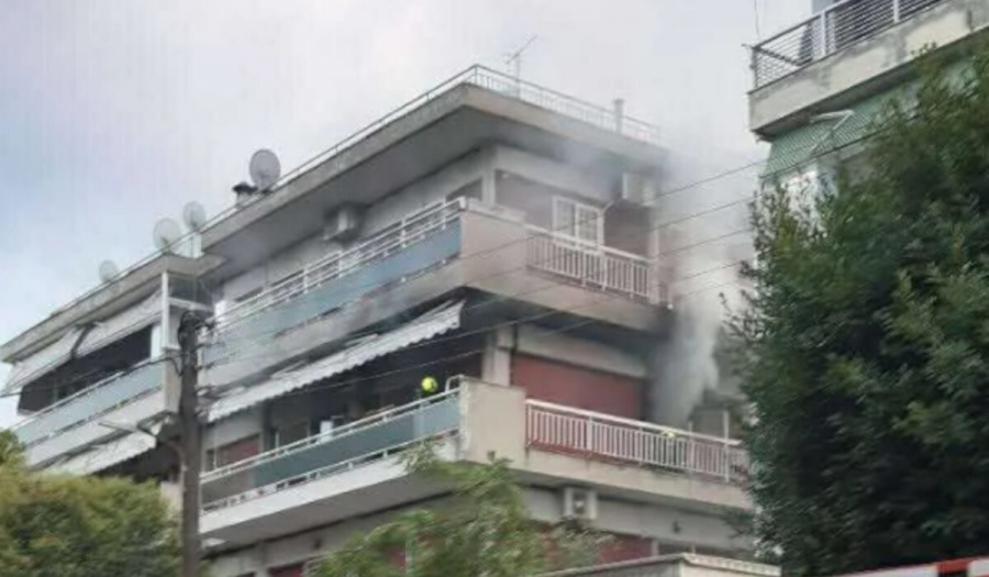 Λαμπάδιασε διαμέρισμα στην Καλαμαριά - Η πυροσβεστική απομάκρυνε άνδρα από το κτίριο