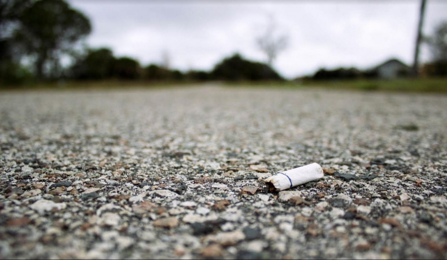 Πετάξατε γόπα από το αυτοκίνητο; Tσουχτερό το πρόστιμο!