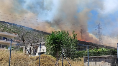 Ανεξέλεγκτη η φωτιά στον Κουβαρά - Εκκενώνονται Λαγονήσι, Σαρωνίδα, Ανάβυσσος, Μελισσουργός, Τραμπουριά, Πέτα