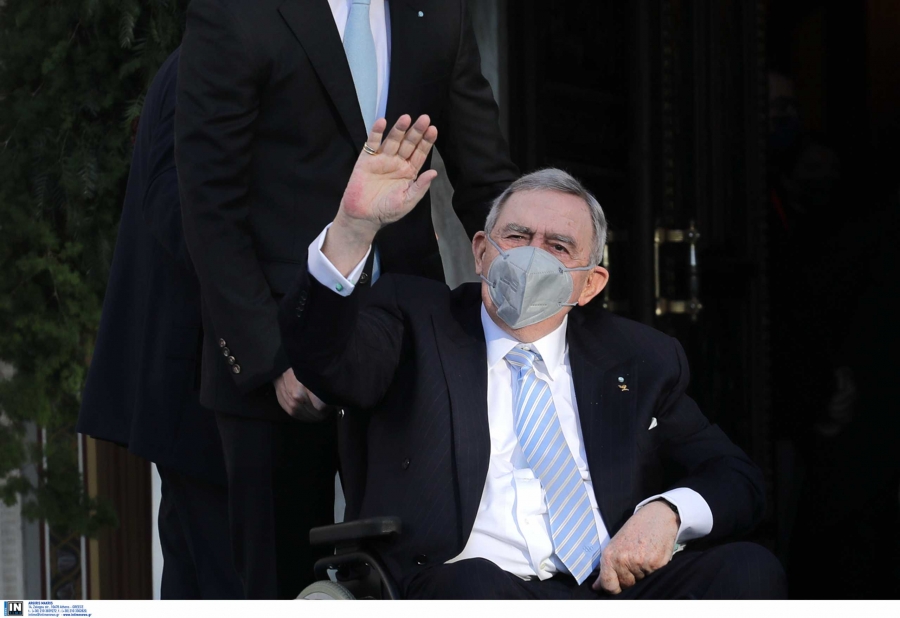 Δύσκολες ώρες για τον τέως βασιλιά Κωνσταντίνο - Μεταφέρθηκε με ασθενοφόρο σε ιδιωτική κλινική στην Αθήνα