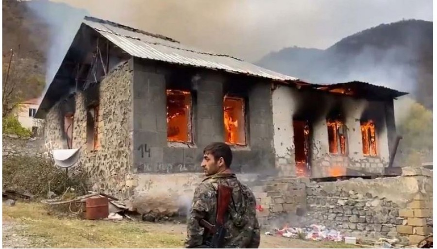 Nagorno Karabakh: Οι Αρμένιοι αποχωρούν καίγοντας τα σπίτια τους μετά το τέλος του πολέμου