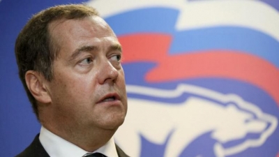 Ο Dmitry Medvedev, επιτίθεται στους «έκφυλους» και «μπάσταρδους», που θέλουν «νεκρή» την Ρωσία