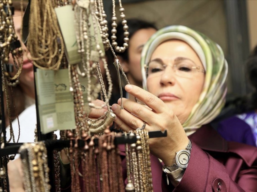 Τουρκία: Χαμός με το πανάκριβο ρολόι της Emine Erdogan – H ιστορία με τη χρυσή βρύση και την τσάντα