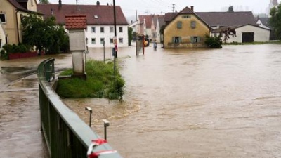 Σφοδρή κακοκαιρία και πλημμύριες με έναν νεκρό πυροσβέστη κι έναν αγνοούμενο στην Γερμανία