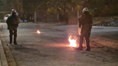 Επεισόδια αντιεξουσιαστών με αστυνομικούς στη Θεσσαλονίκη – Πέτρες, δακρυγόνα και χειροβομβίδες κρότου λάμψης