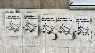 Έκαναν γκράφιτι την... αλήθεια και το πλήρωσαν 4 Μολδαβοί στη Γαλλία: «Τα Mirage που στέλνετε στην Ουκρανία θα γίνουν φέρετρα»