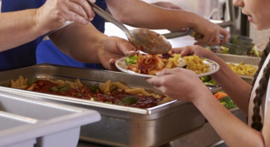 Εγκρίθηκε κονδύλι ύψους 44 εκατ. ευρώ για ζεστά γεύματα στα σχολεία