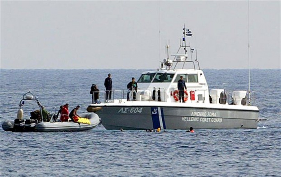 Στο Αργοστόλι ρυμουλκείται από πλωτά του Λιμενικού το σκάφος με τους 70 μετανάστες