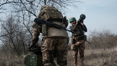 Ευρωβαρόμετρο: Το 43% των Ελλήνων υπέρ της προμήθειας στρατιωτικού εξοπλισμού στην Ουκρανία