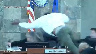 Ένα πρωτοφανές περιστατικό: Κατηγορούμενος όρμησε σε γυναίκα δικαστή όταν του ανακοίνωσε ότι θα μπει φυλακή