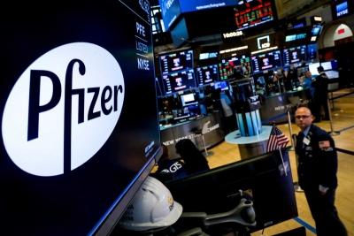 Pfizer: Προβλέπει έσοδα 15 δισ. δολ. από τις πωλήσεις του εμβολίου για τον Covid-19 το 2021