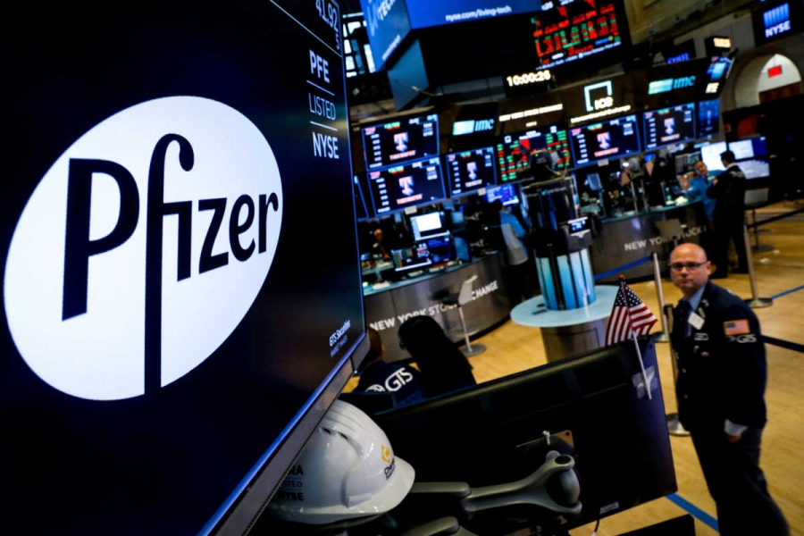 Pfizer: Προβλέπει έσοδα 15 δισ. δολ. από τις πωλήσεις του εμβολίου για τον Covid-19 το 2021
