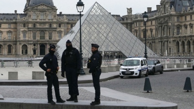 Κλοπή στο Λούβρο: Δύο συλληφθέντες παραδέχτηκαν την εμπλοκή τους